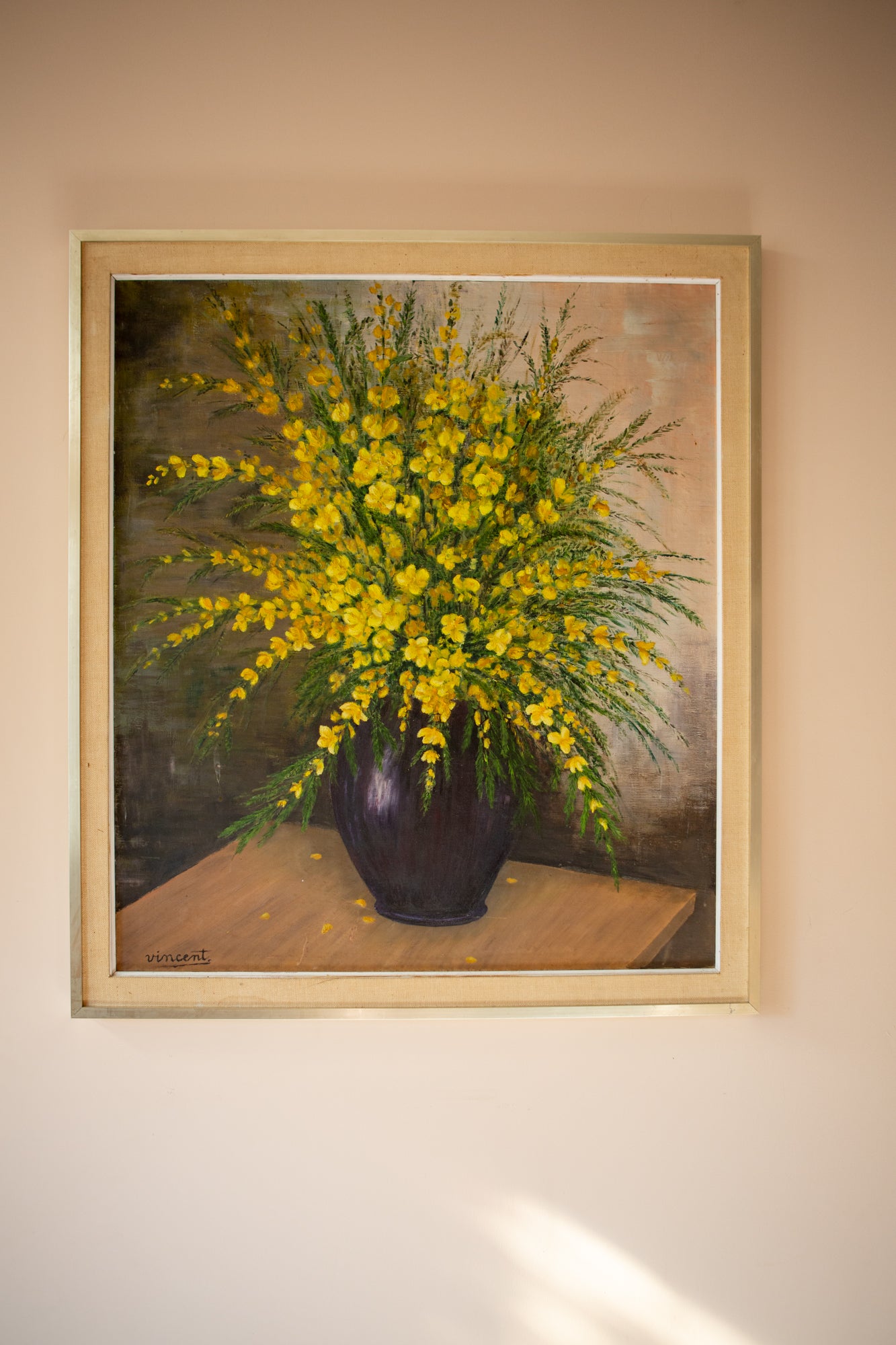 Immense peinture à l'huile de fleurs jaunes dans un vase provenant de France