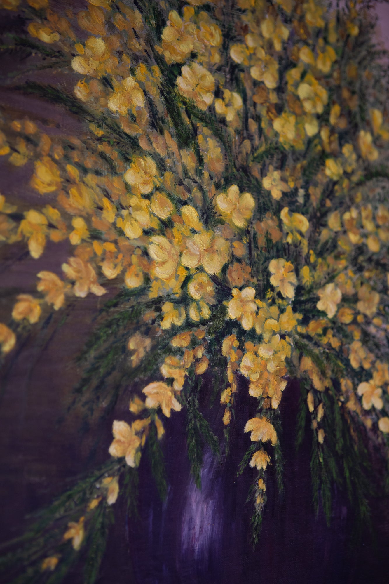 Immense peinture à l'huile de fleurs jaunes dans un vase provenant de France