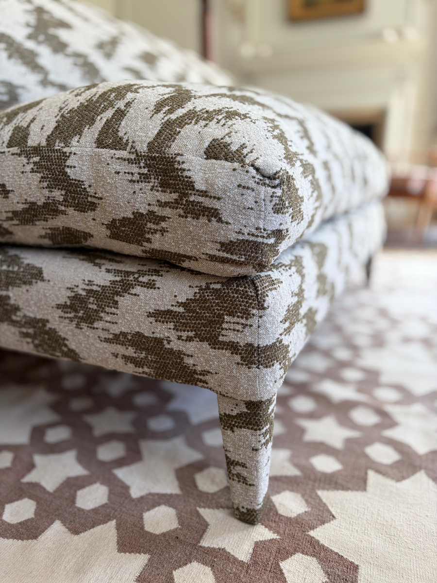 Ottoman Emelia sur mesure dans n'importe quel tissu