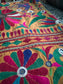 couverture de village brodée vintage du Rajasthan. À suspendre au mur, sur le lit ou ferait un merveilleux pouf