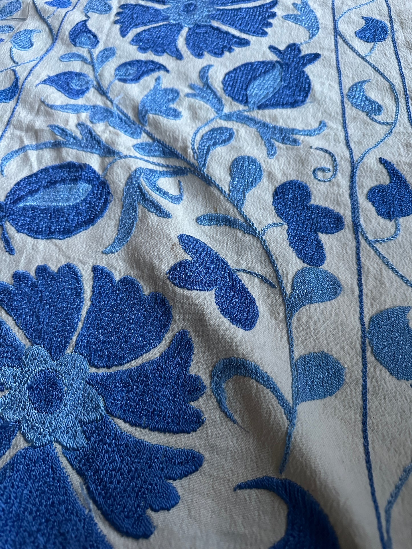 Suzani bleu et blanc | Couvre-lit, tenture murale ou nous pouvons en faire un pouf ou une tête de lit pour vous
