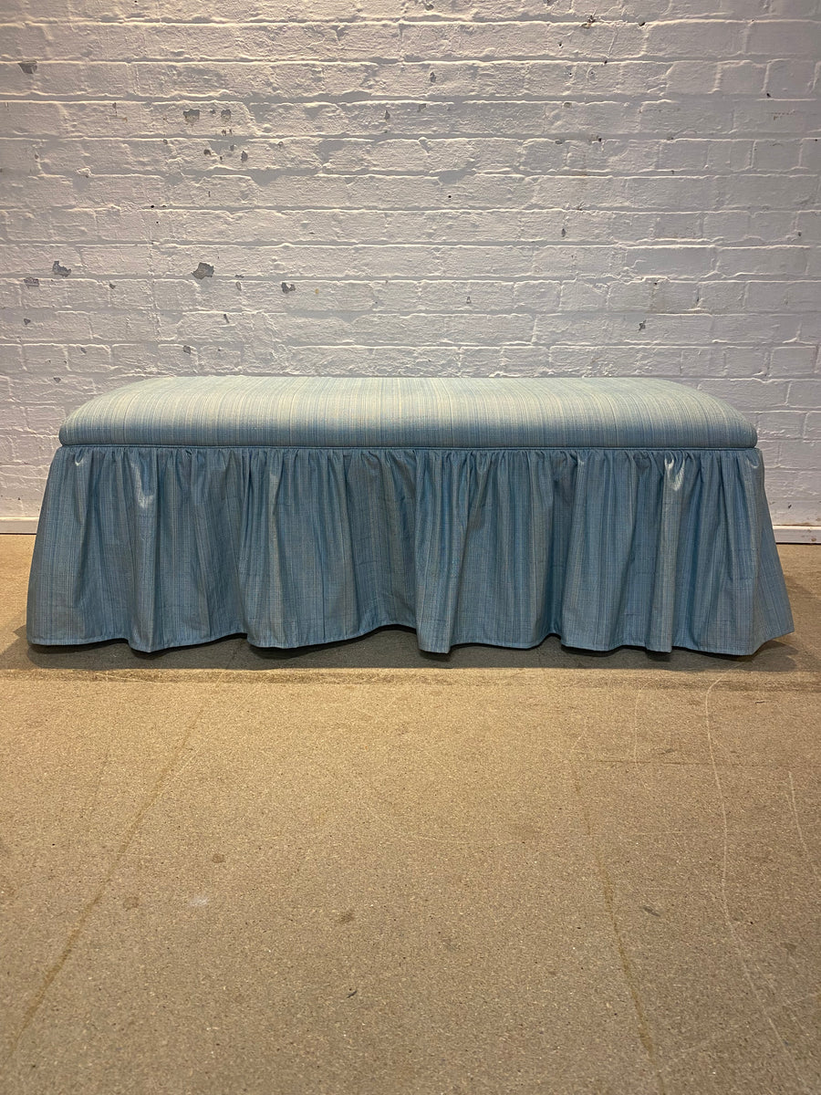 Ottoman à jupe Cleo sur mesure dans n'importe quel tissu