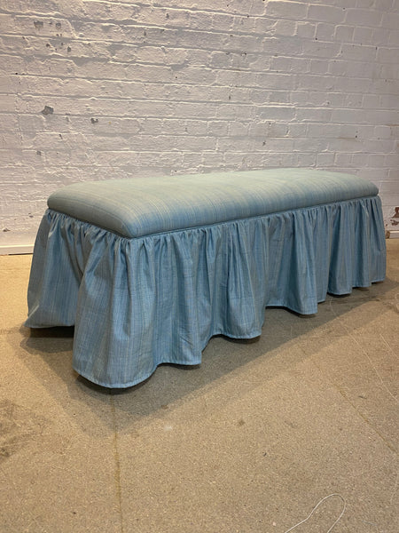 Ottoman à jupe Cleo sur mesure dans n'importe quel tissu