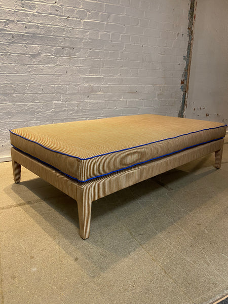 Ottoman Katy sur mesure dans n'importe quel tissu