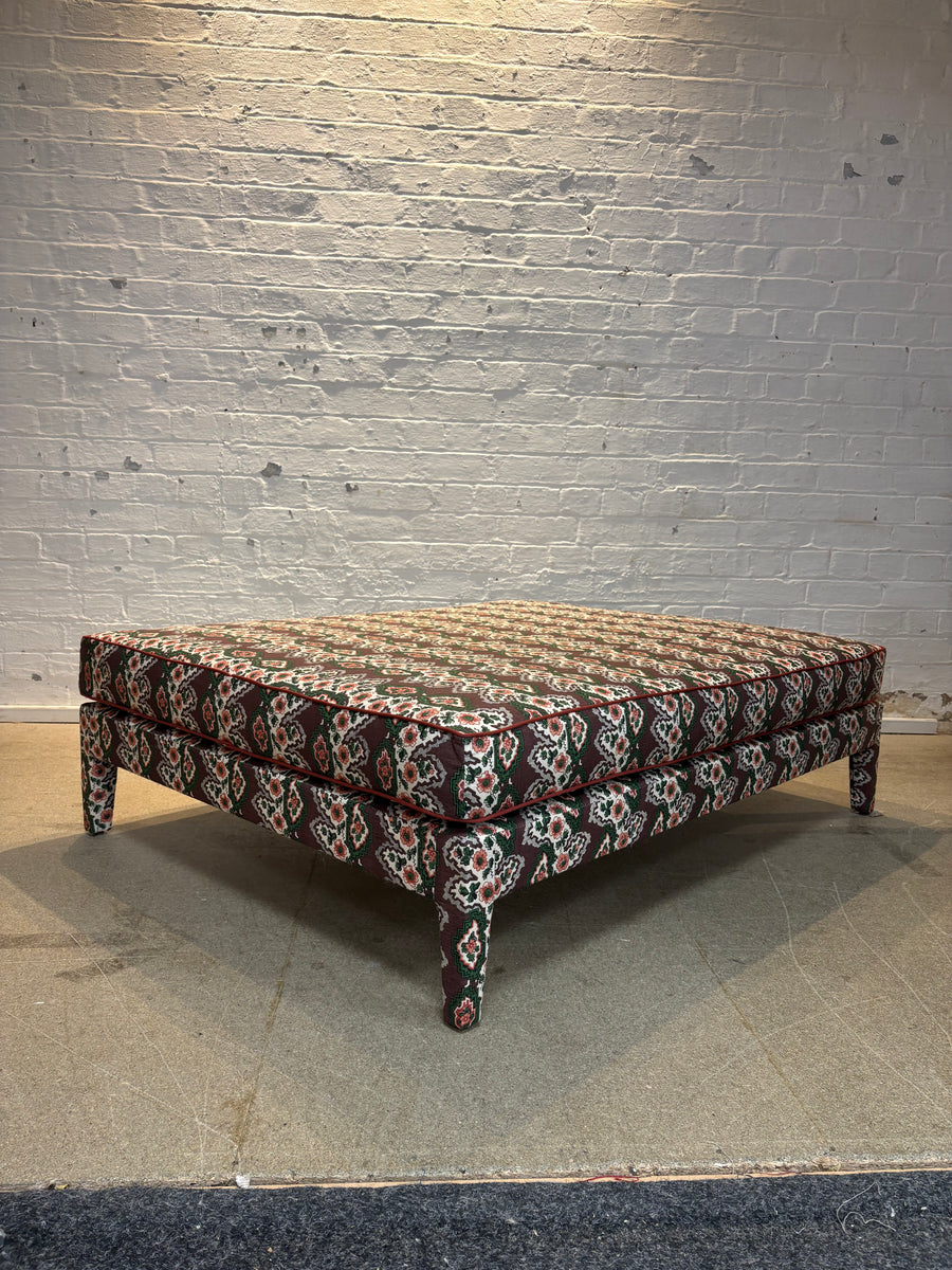 Ottoman Katy sur mesure dans n'importe quel tissu