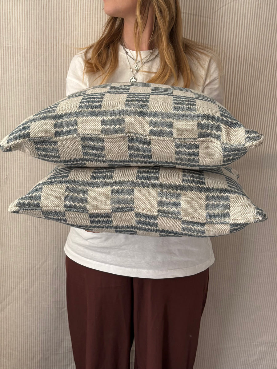 Square cushion 45 x 45cm in Fermoie, Cove in blue