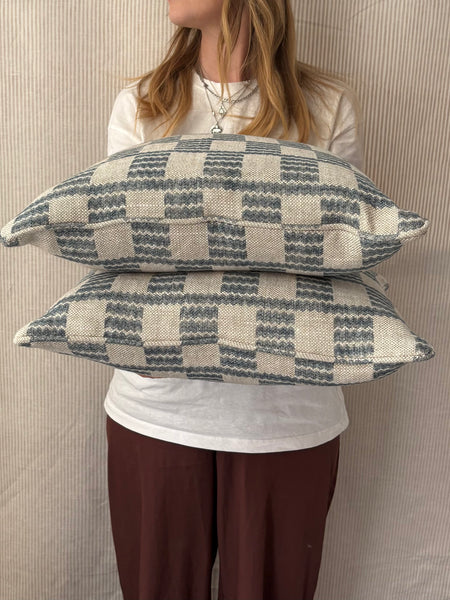 Square cushion 45 x 45cm in Fermoie, Cove in blue