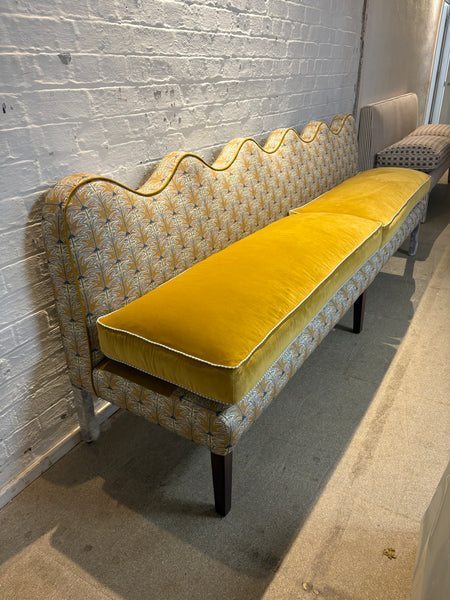 Gyri design, Skybragd and Linwood Omega brass - Lila wavy banquette