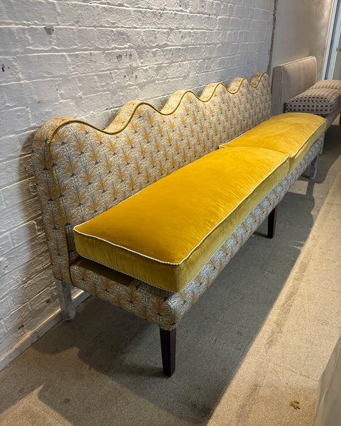 Gyri design, Skybragd and Linwood Omega brass - Lila wavy banquette