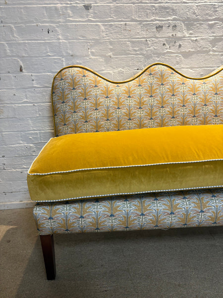 Gyri design, Skybragd and Linwood Omega brass - Lila wavy banquette