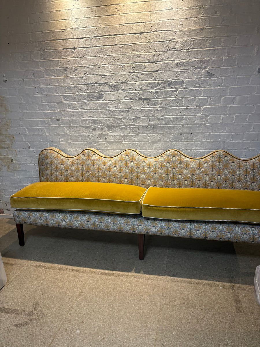 Gyri design, Skybragd and Linwood Omega brass - Lila wavy banquette