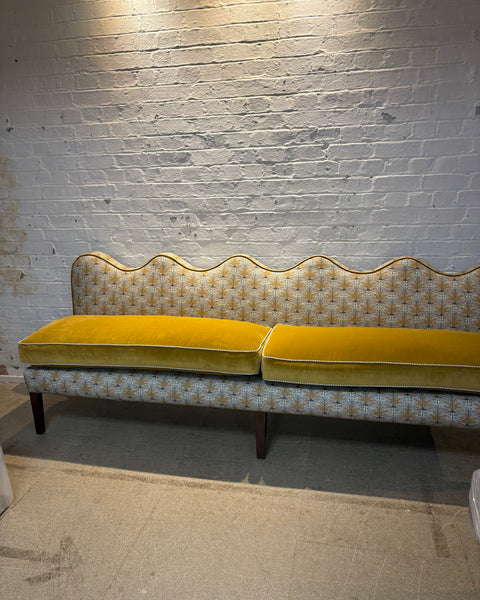 Gyri design, Skybragd and Linwood Omega brass - Lila wavy banquette