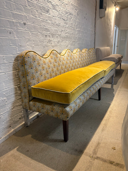 Gyri design, Skybragd and Linwood Omega brass - Lila wavy banquette
