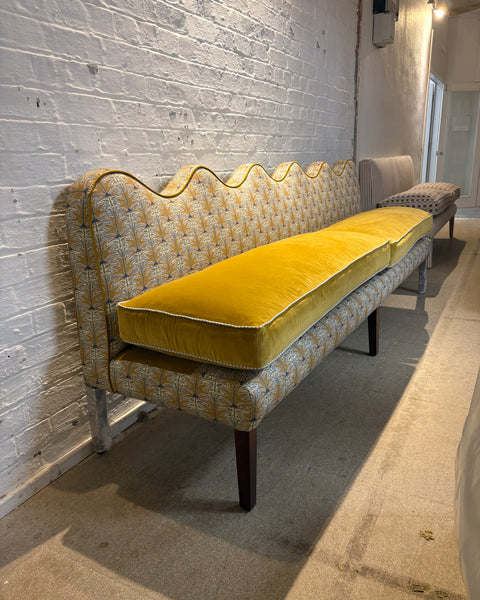 Gyri design, Skybragd and Linwood Omega brass - Lila wavy banquette