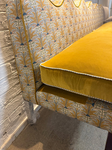Gyri design, Skybragd and Linwood Omega brass - Lila wavy banquette