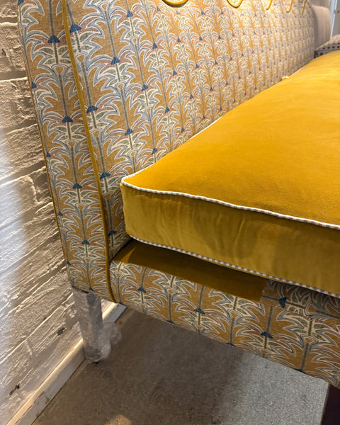 Gyri design, Skybragd and Linwood Omega brass - Lila wavy banquette