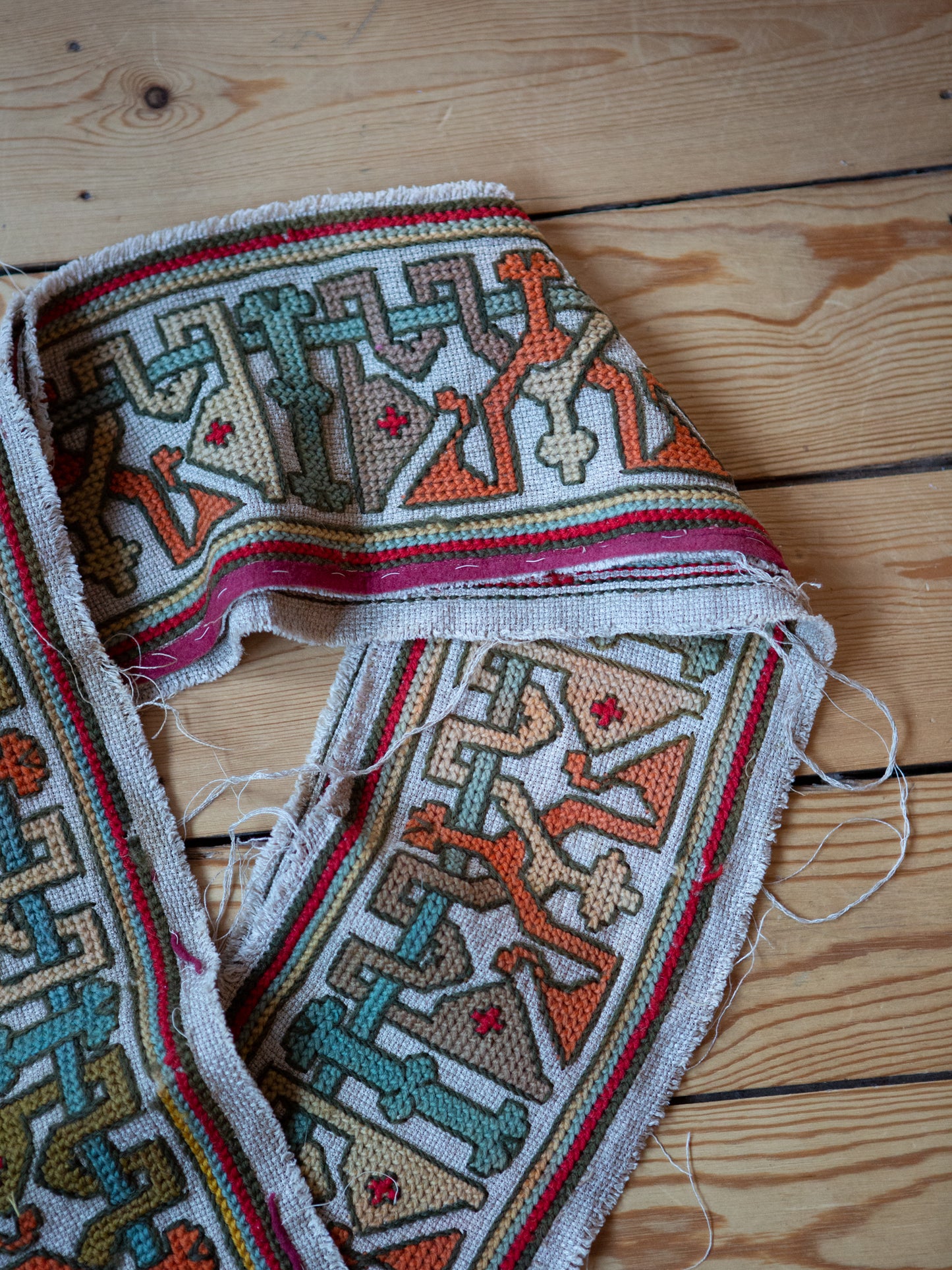 Incroyable panneau de garniture de tapisserie antique italien fait à la main, parfait pour finir le rideau, etc. ou tout simplement encadrer
