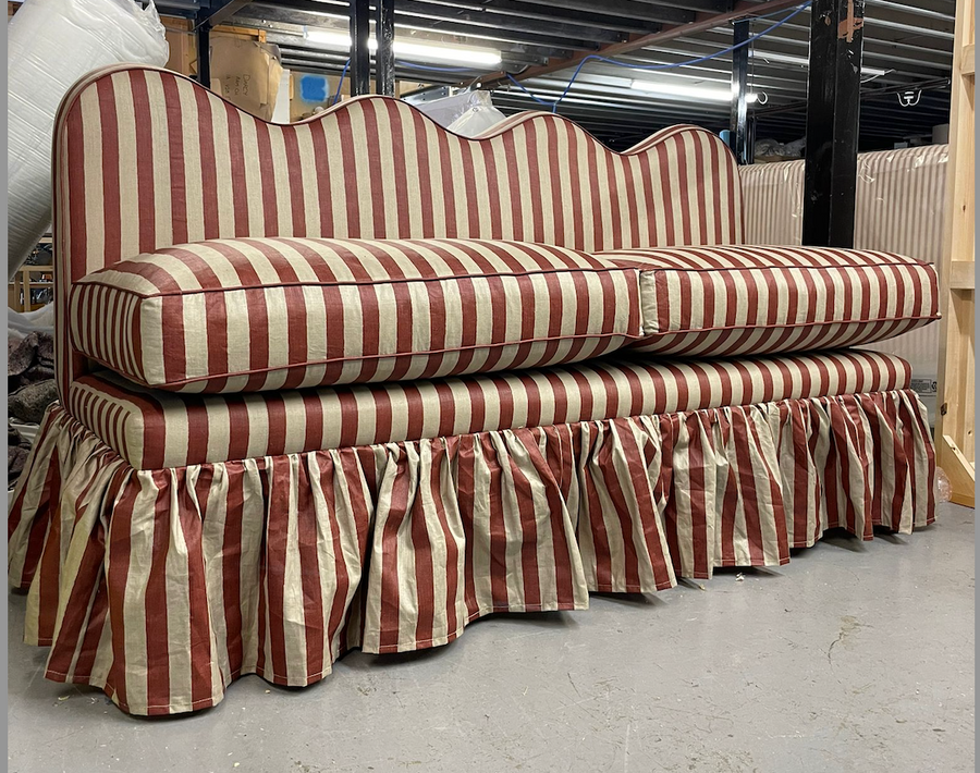 Lila Wavy Back Banquette