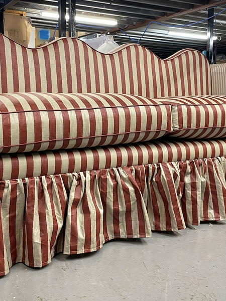 Lila Wavy Back Banquette