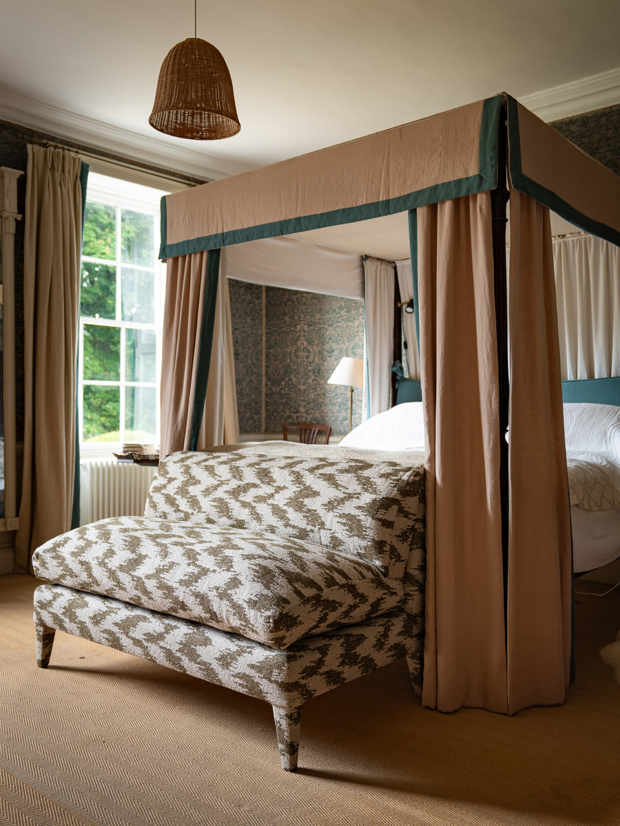 Ottoman Emelia sur mesure dans n'importe quel tissu