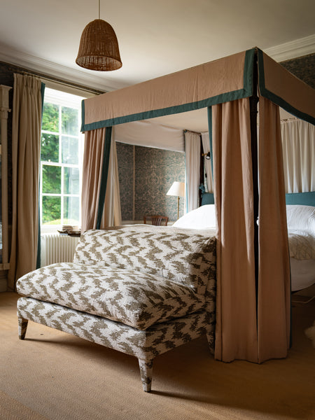 Ottoman Emelia sur mesure dans n'importe quel tissu