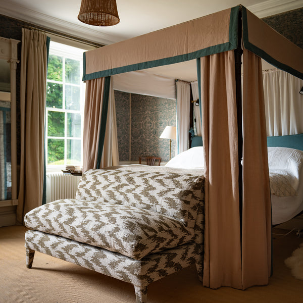 Ottoman Emelia sur mesure dans n'importe quel tissu