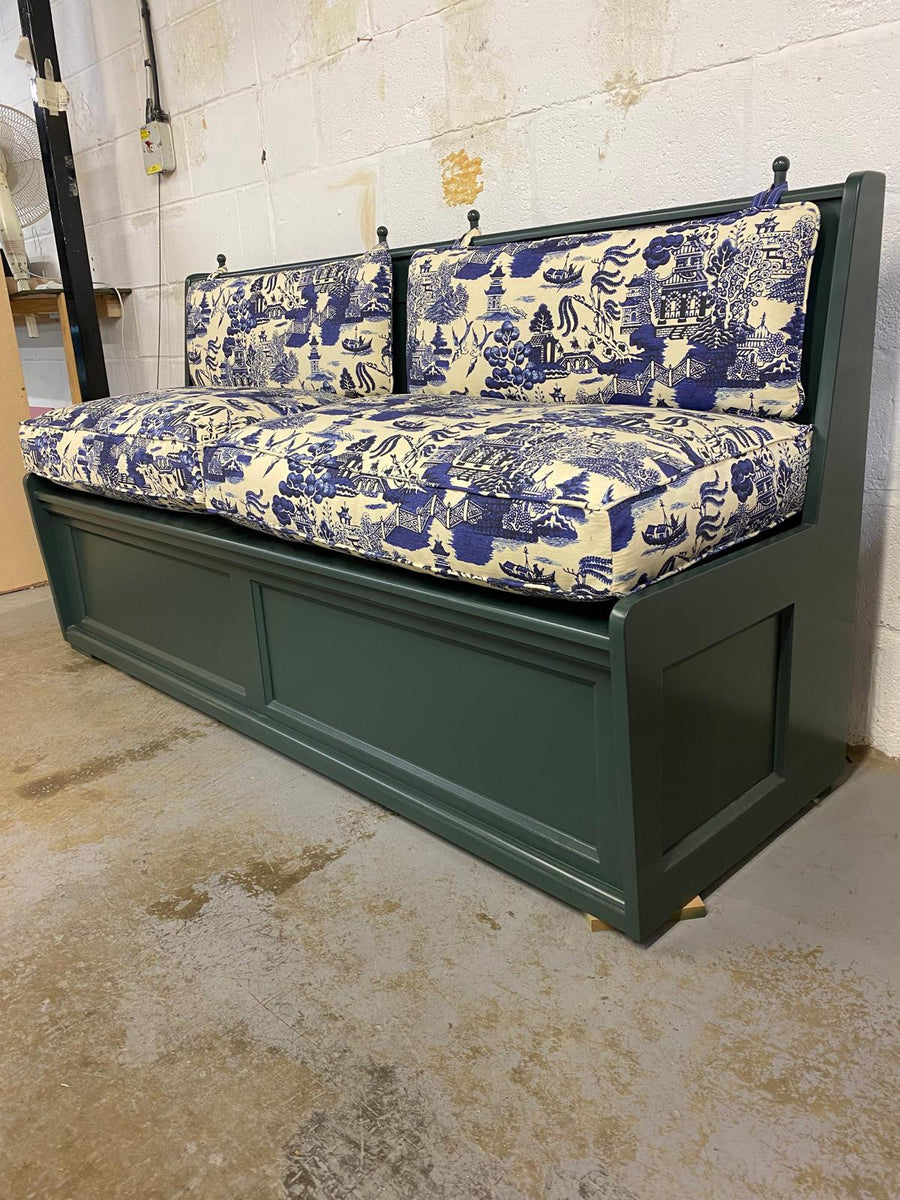 Matilda banquette in Beata Heuman/ Willow in Ink and Farrow and Ball/ Studio green