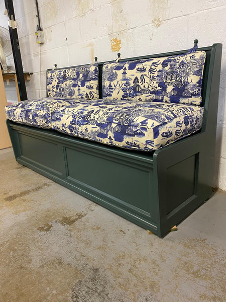 Matilda banquette in Beata Heuman/ Willow in Ink and Farrow and Ball/ Studio green