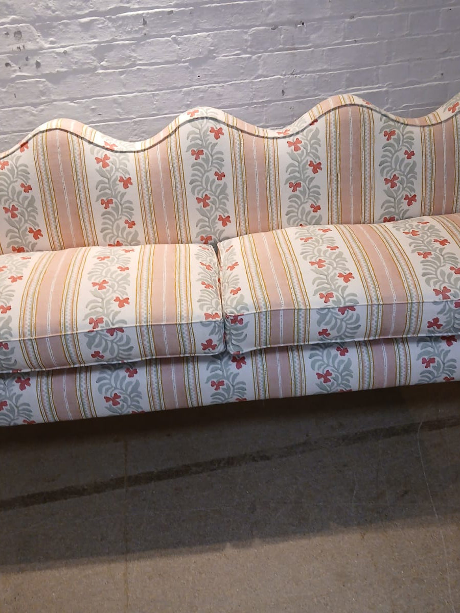 Lila Wavy Back Banquette