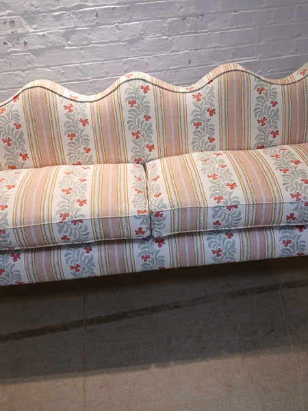 Lila Wavy Back Banquette